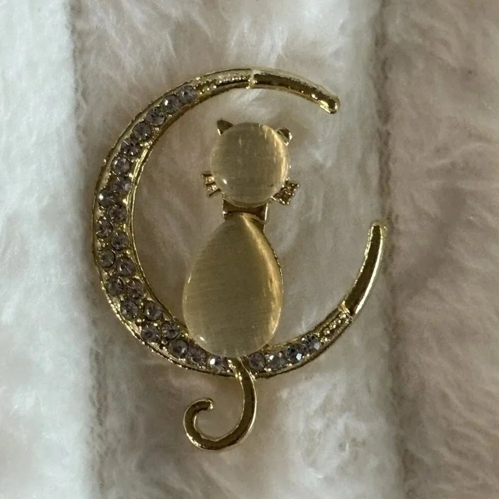 Cat Sitting On Moon Brooch Lapel Pin Gold Tone Rhinestones NEW
